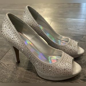 Heart In D Wedding/Bridal /Formal/Party Heels Open Toe Silver Jeweled size 6